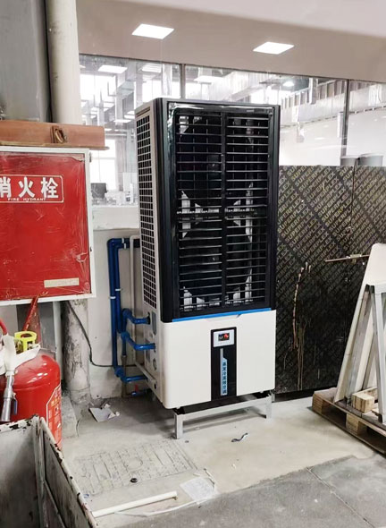 注塑車間，安裝蒸發(fā)冷省電空調(diào)-立式軸流雙風(fēng)口