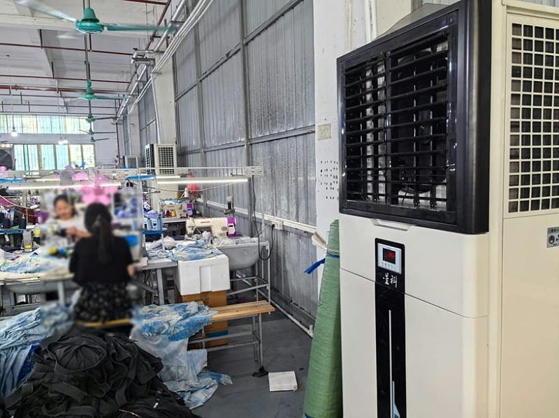 制衣廠制冷降溫，應(yīng)用蒸發(fā)冷省電空調(diào)-立式軸流柜機(jī)